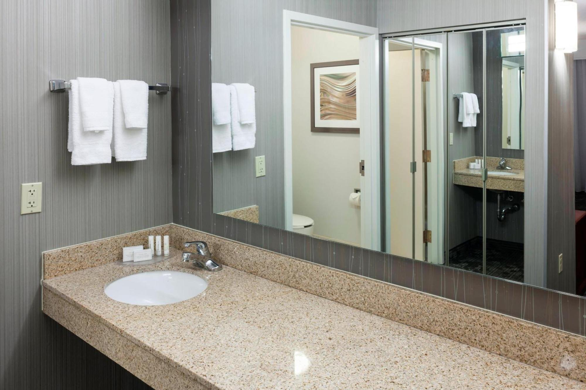 Courtyard By Marriott Wichita East Hotel Exterior foto