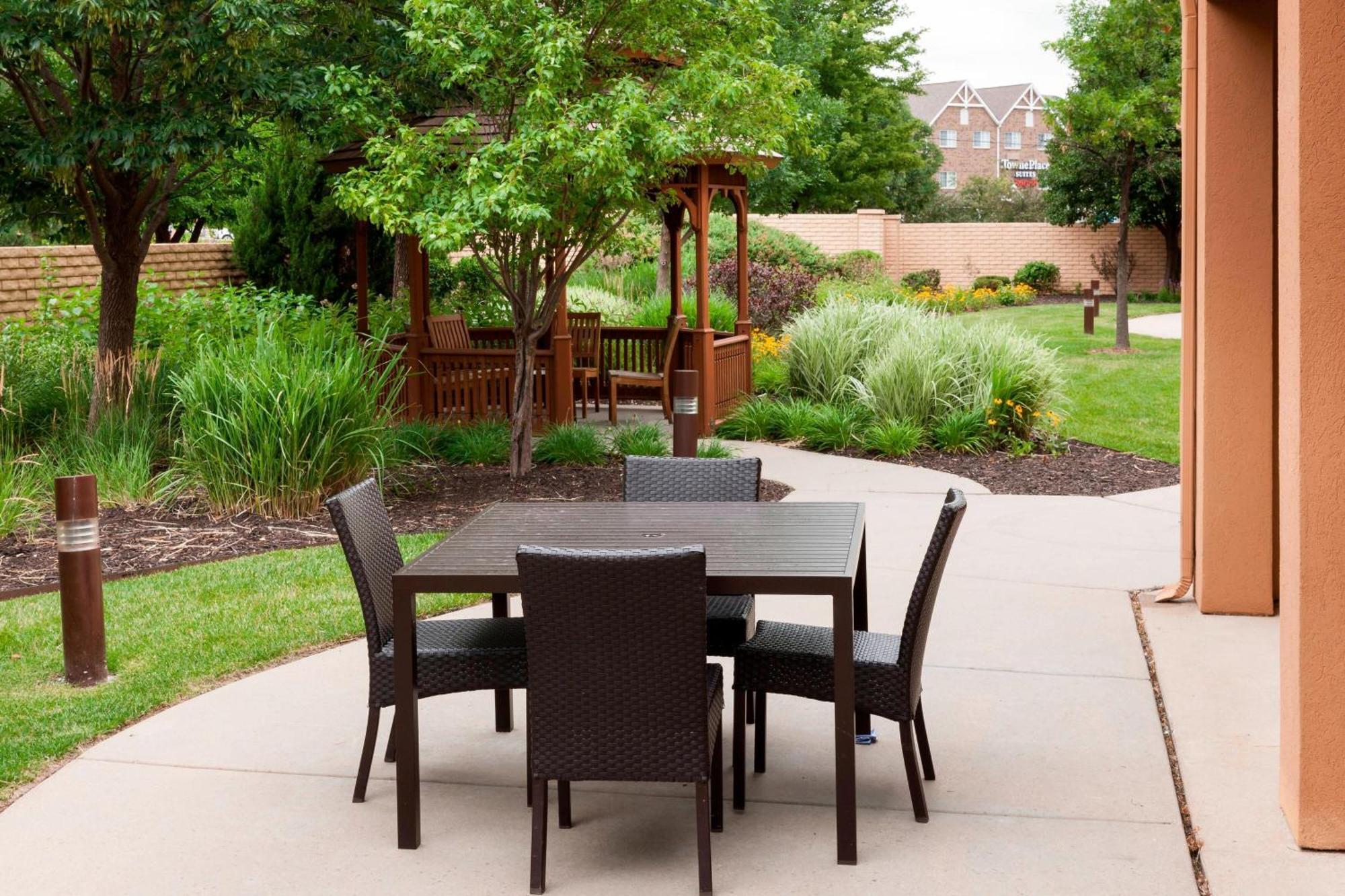Courtyard By Marriott Wichita East Hotel Exterior foto